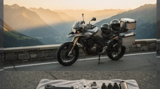 Motard réglant la suspension arrière d'une moto avec passager et bagages