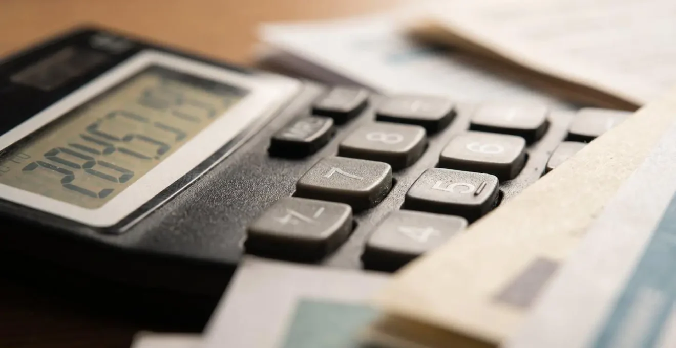 Calculatrice et documents d'assurance sur bureau