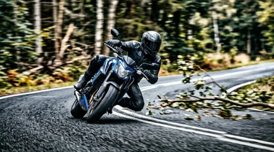 Motard effectuant une manœuvre d'évitement d'urgence sur route avec inclinaison marquée