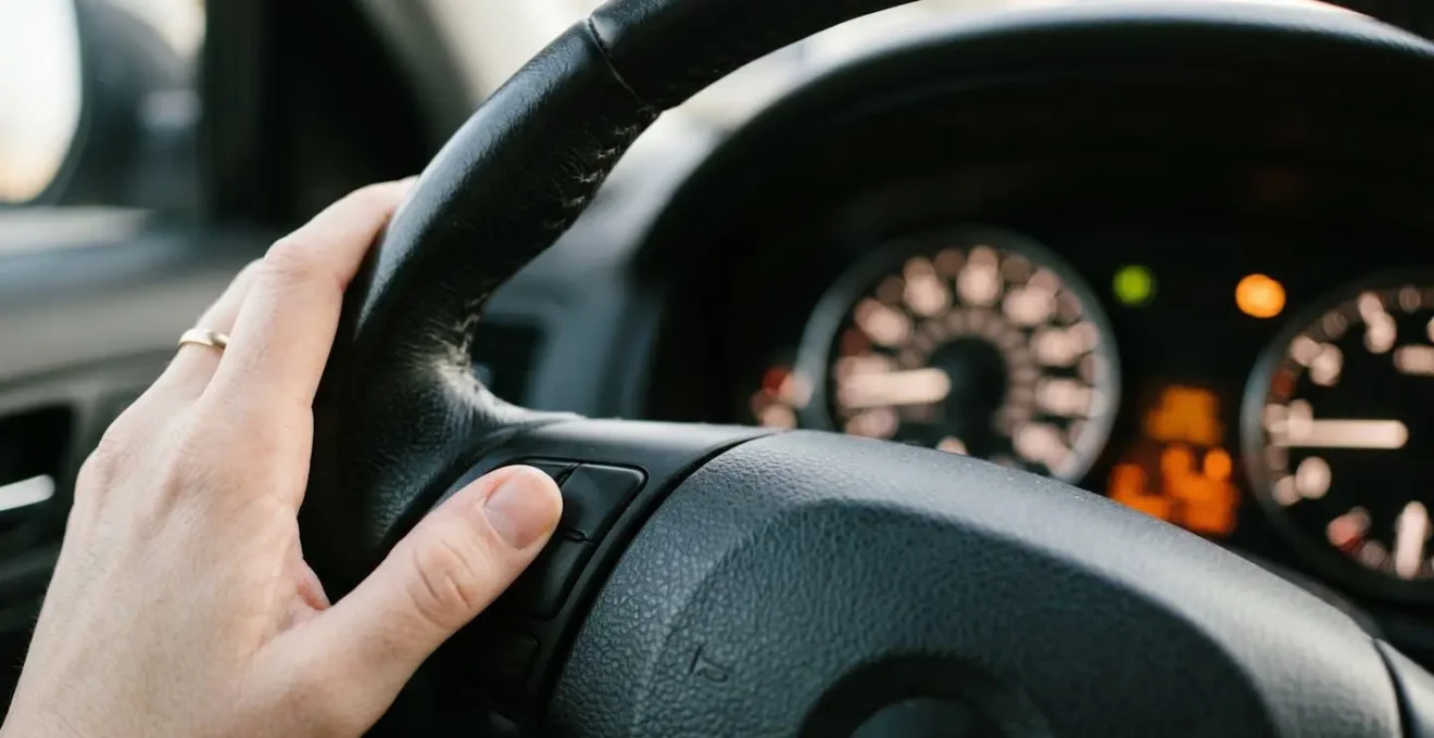 Tableau de bord avec système ISA actif et bouton de désactivation sur le volant