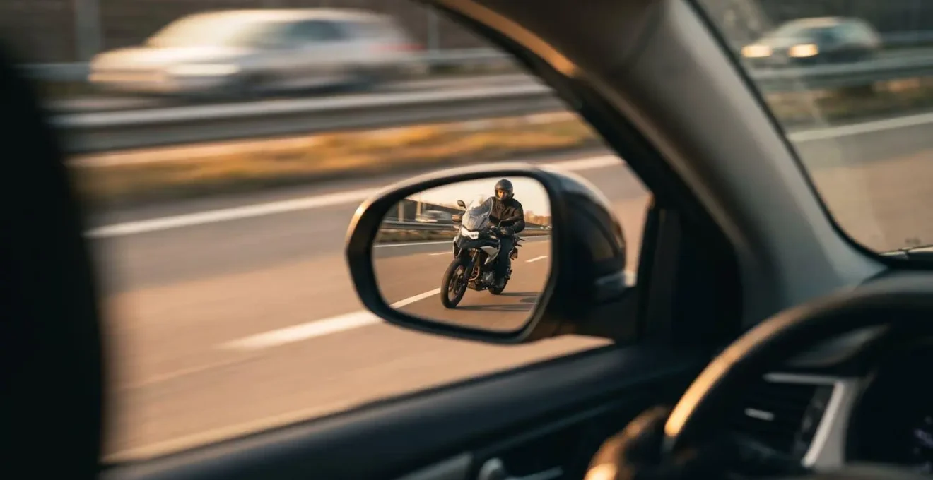 Démonstration du mouvement oscillatoire subtil d'un motard pour activer la détection périphérique du conducteur.