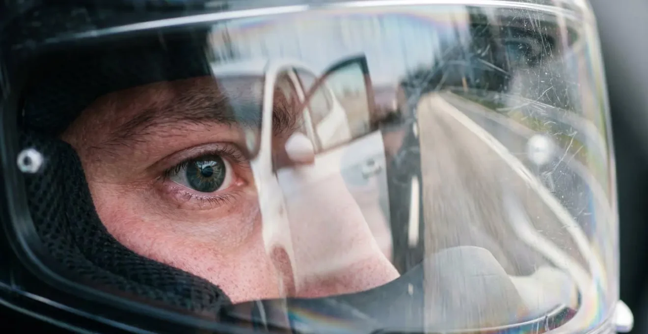 Vue subjective depuis le casque d'un motard montrant la vision périphérique et le point de fuite